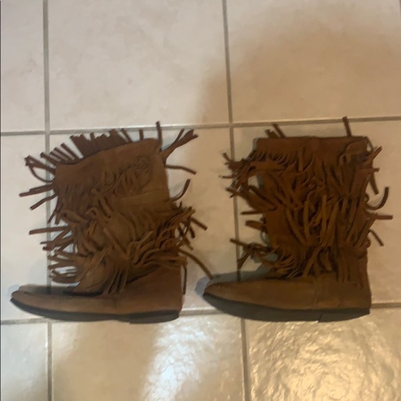 Minnetonka 3 Layer Fringe Boot - Picture 1 of 12